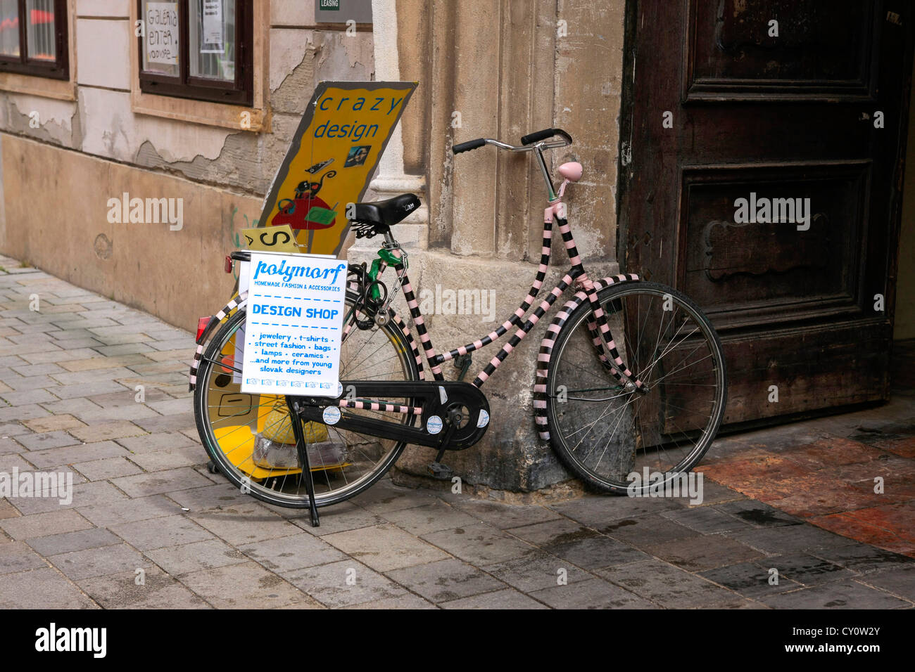 Schlichtes Design Shop Werbung Fahrrad in alten Pressburg Stockfoto