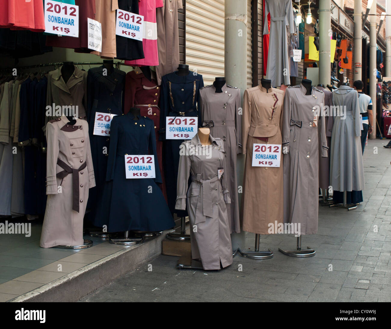 Damen Herbst 2012 Mode traditionellen langen Verkleidung Mantel im Basar markiert in Bursa-Türkei Stockfoto