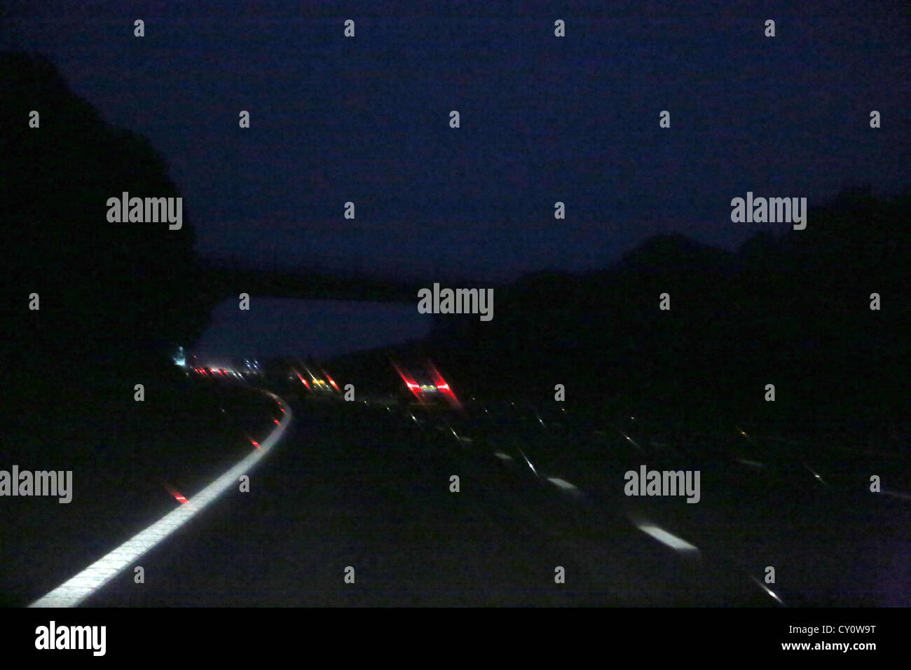 Fahren auf der Autobahn bei Regen in der Nacht durch Auto Windschutzscheibe England genommen Stockfoto