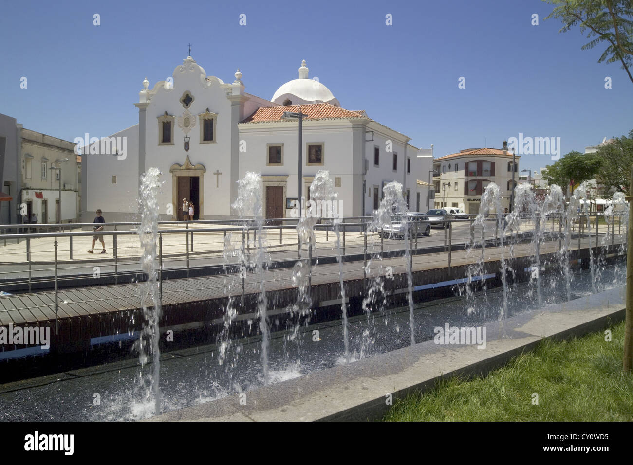 Portugal, Algarve, Loulé, Wasserspiel und Sao Francisco Kirche Stockfoto