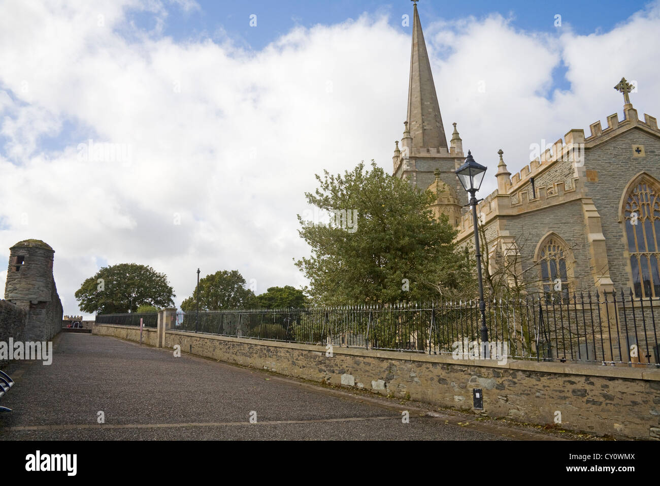 Derry Stadt Londonderry Nordirland Blick entlang der Stadtmauern Gehweg Wachturm auf einer Seite St Columb Kathedrale auf anderen Stockfoto