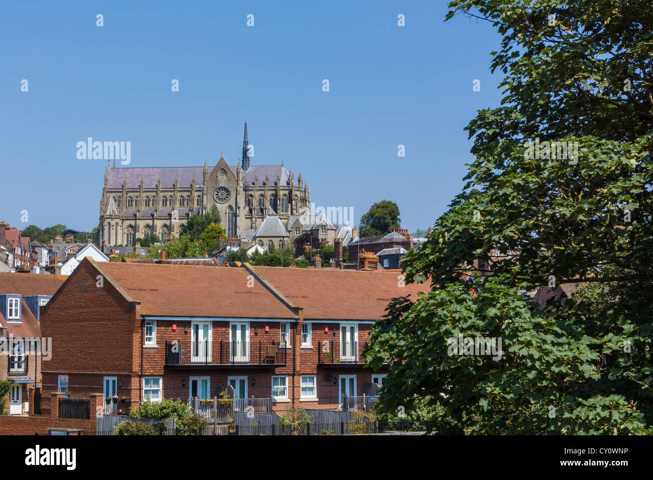 Häuser in Arundel mit dem Dom im Hintergrund Stockfoto