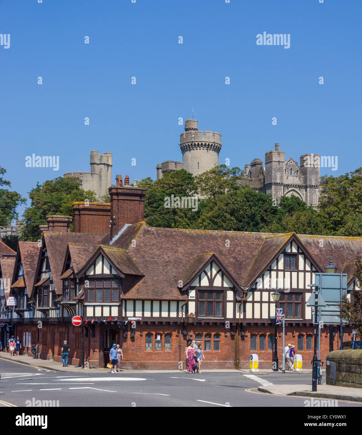 Arundel West Sussex Kreuzung mit Schloss im Hintergrund. Stockfoto