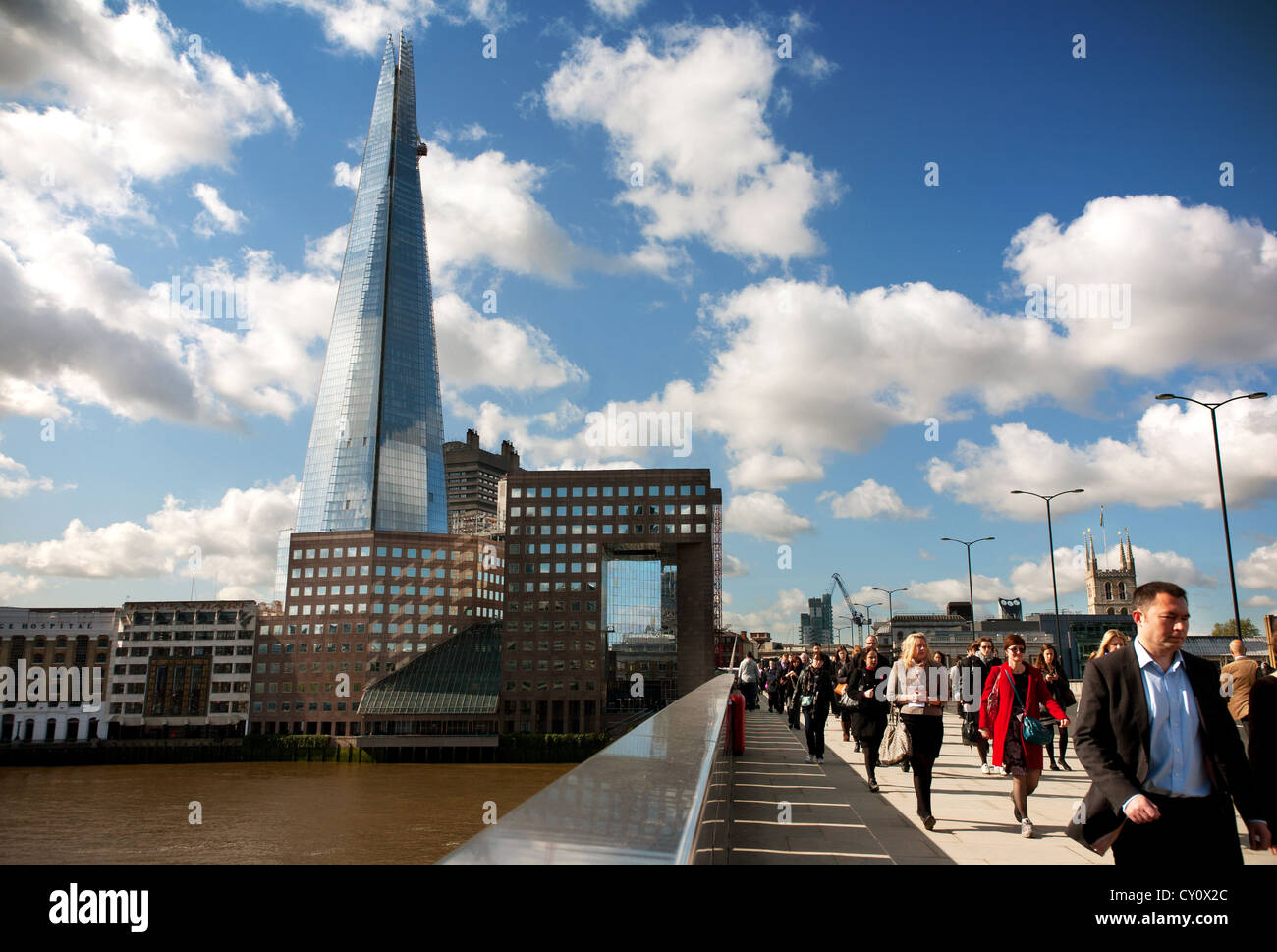 England. London. Der Shard Gebäude und Massen über London Brücke. Stockfoto