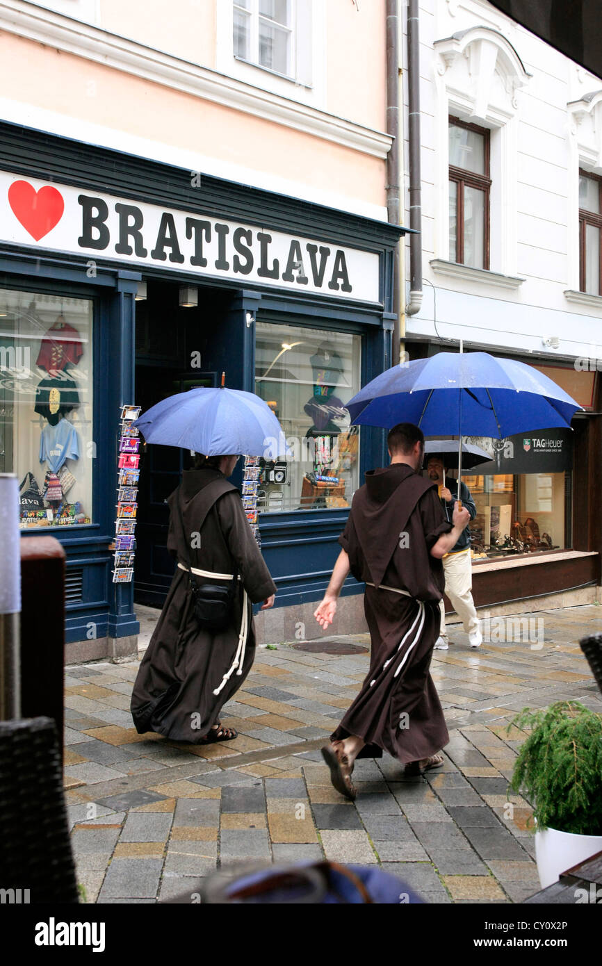 Mönche Carring Sonnenschirme Spaziergang durch die Straßen von Bratislava Stockfoto