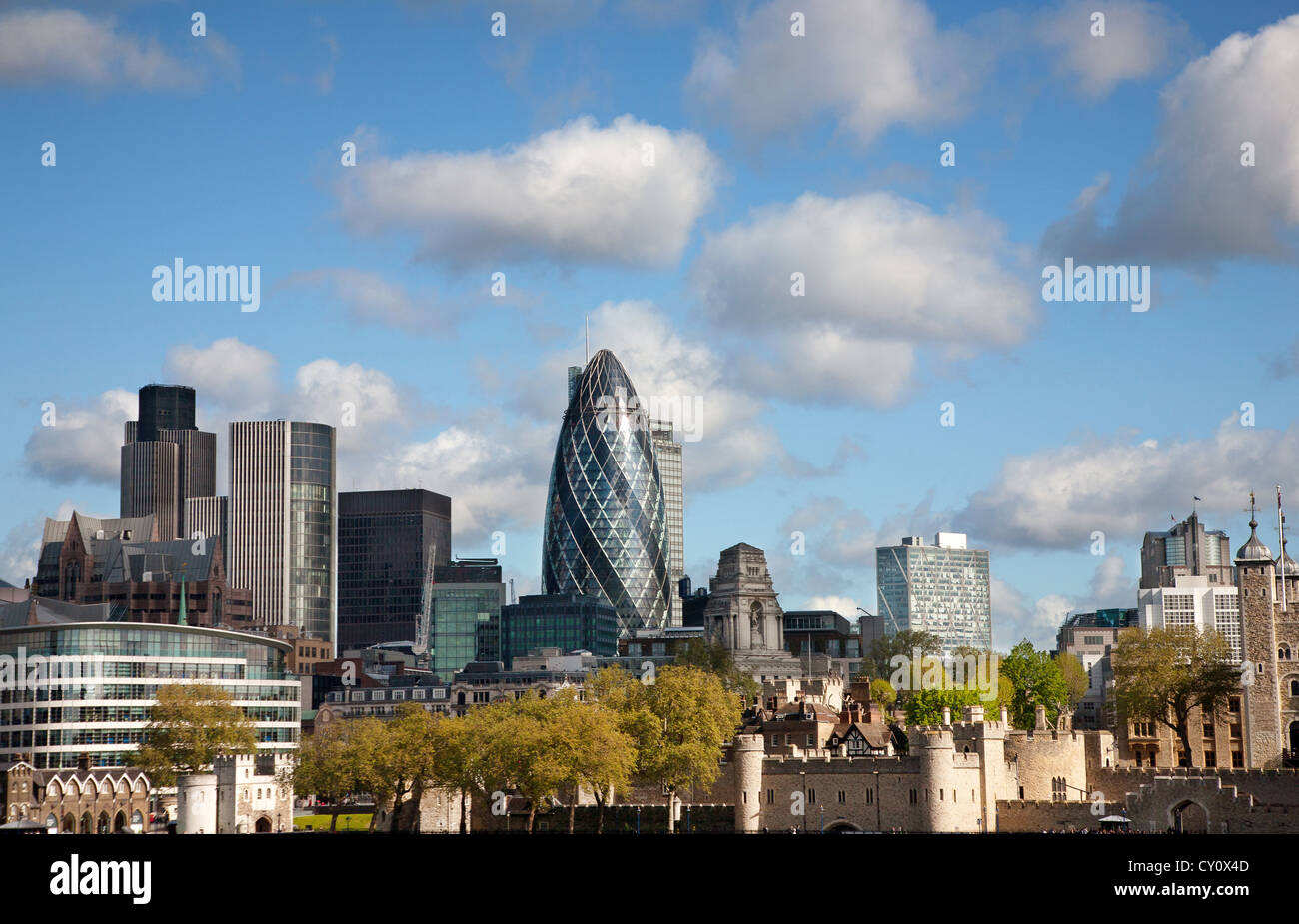 England. London. Die Skyline der Stadt mit dem Bau der Gurke. Stockfoto