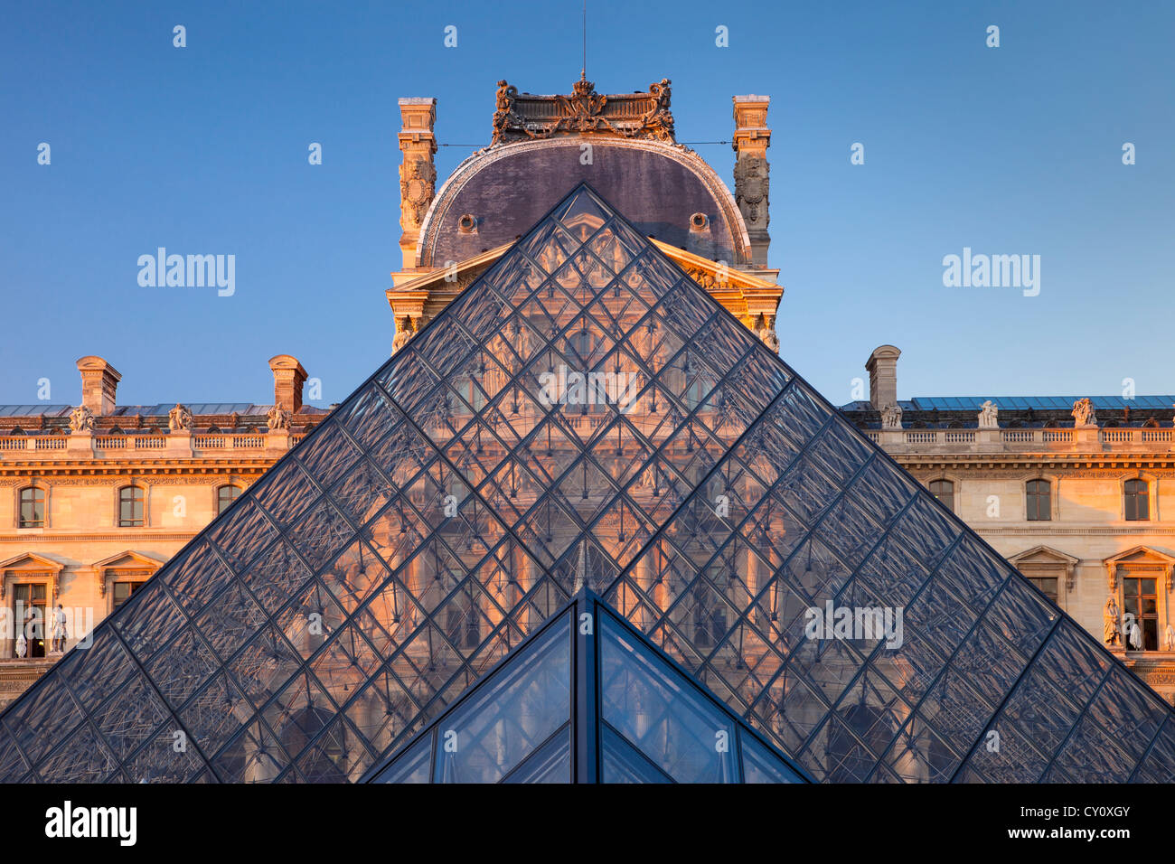 Abend an der Glaspyramide am Musée du Louvre, Paris Frankreich Stockfoto