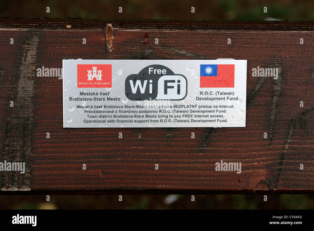 Werbeaufkleber mit Free Wifi in Bratislava ist Taiwan bereitgestellt Stockfoto