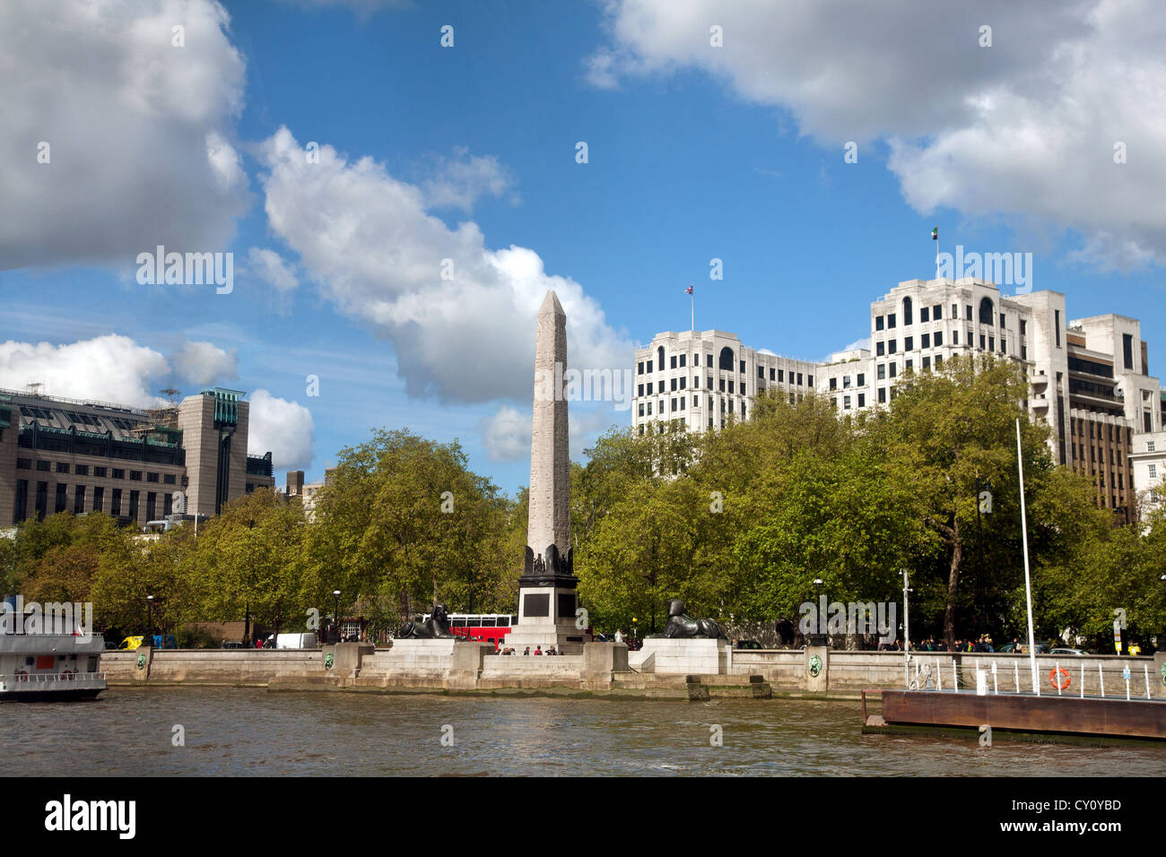 England. London. River Thames Embankment. Westminster. Kleopatras Nadel. Stockfoto