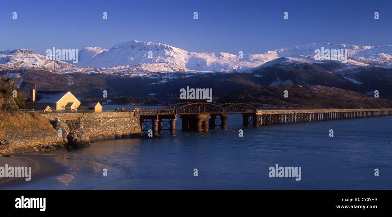 Barmouth Brücke im Schnee Blick über der Mündung des Flusses Mawddach Tyrau Mawr und Cadair Idris Snowdonia Gwynedd Wales UK Stockfoto