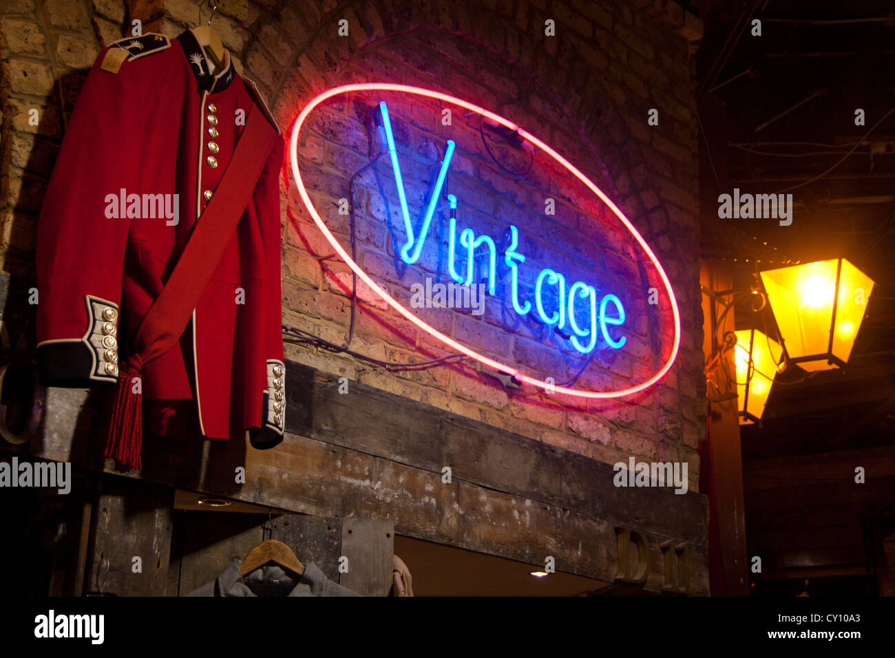 "Vintage" Leuchtreklame außerhalb Stall in Camden Stables Market Camden North London England UK Stockfoto