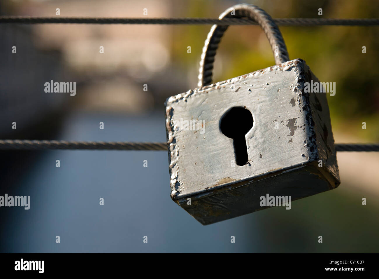 Riese isoliert Liebe Vorhängeschloss in Ljubljana, der Hauptstadt von Slowenien über die Fleischer Brücke (Mesarski am meisten). Stockfoto