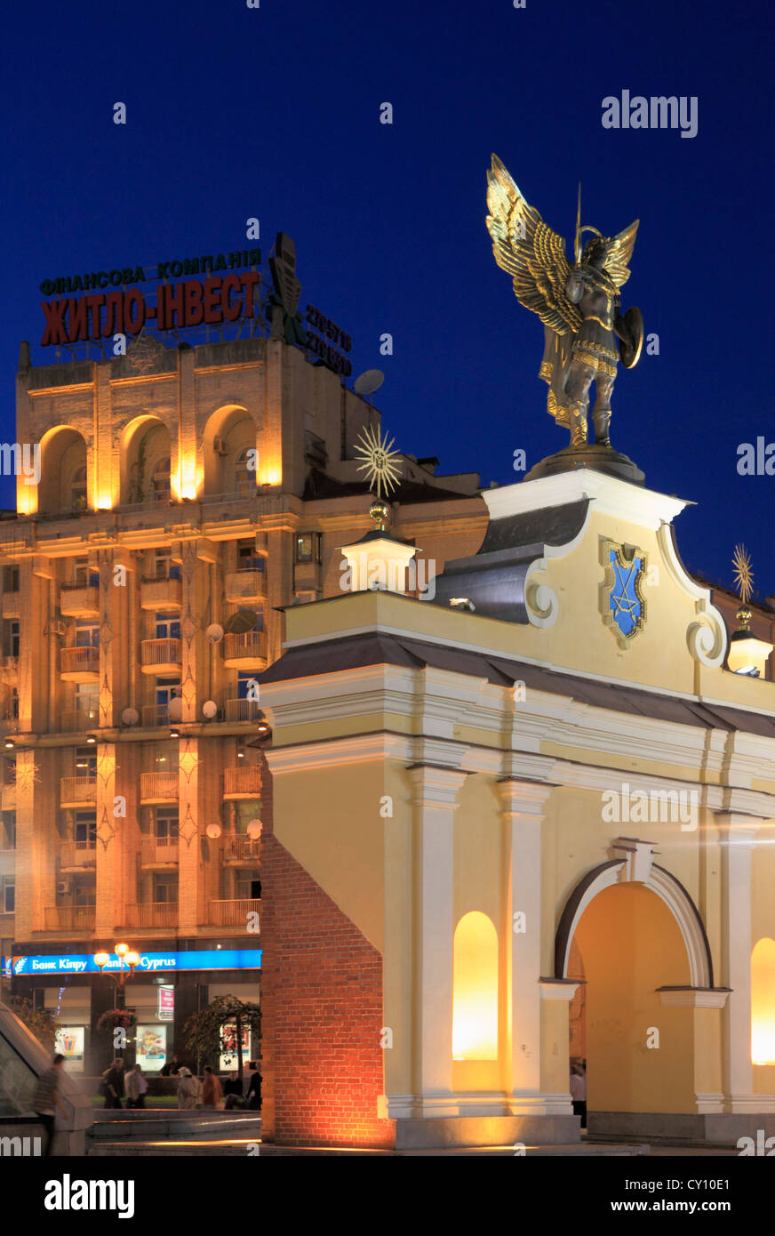 Ukraine, Kiev, Kiew, Erzengel Michael Statue, Independence Square