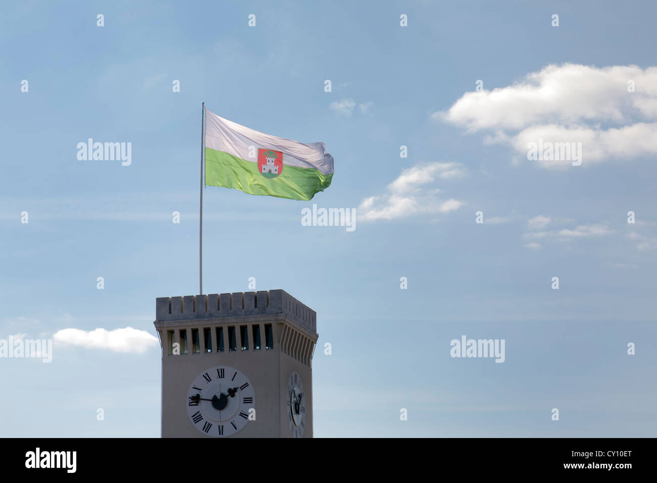 Burg von Ljubljana und Slowenien-Flagge in der Hauptstadt des Landes Stockfoto