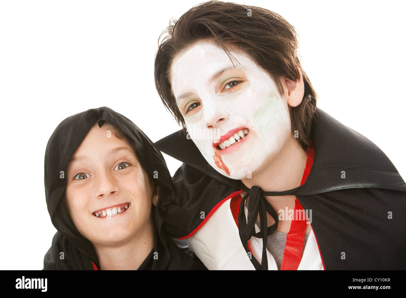 Zwei Brüder in ihrer Halloween-Kostüme gekleidet. Man ist ein Kobold und  der andere ist ein Vampir. Weißen Hintergrund Stockfotografie - Alamy