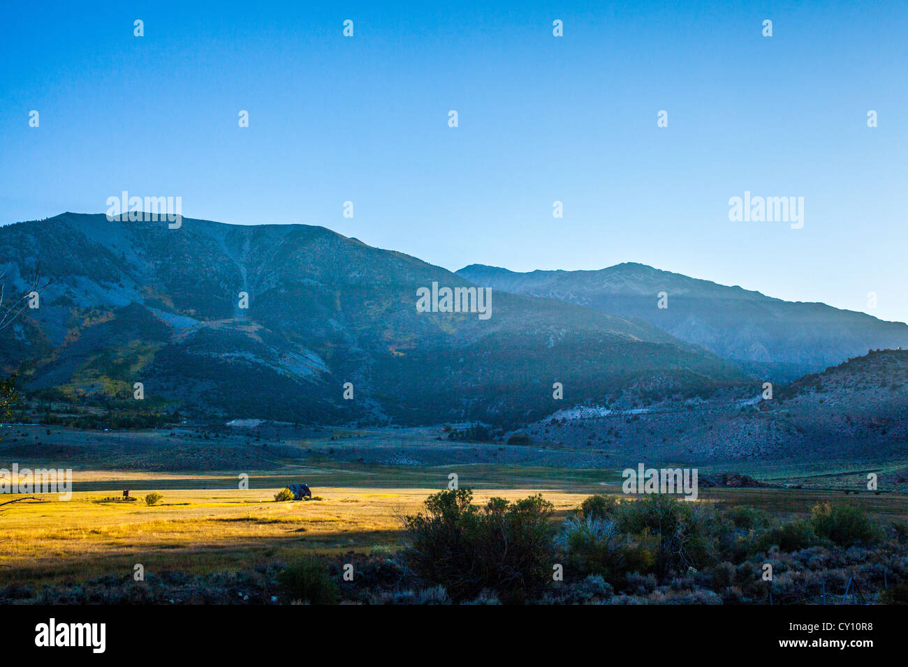 Sonnenuntergang in einem kleinen Tal in der Nähe von Crowley See und südlich von Tom Platz entlang Highway 395 in der östlichen Sierra Nevada Stockfoto