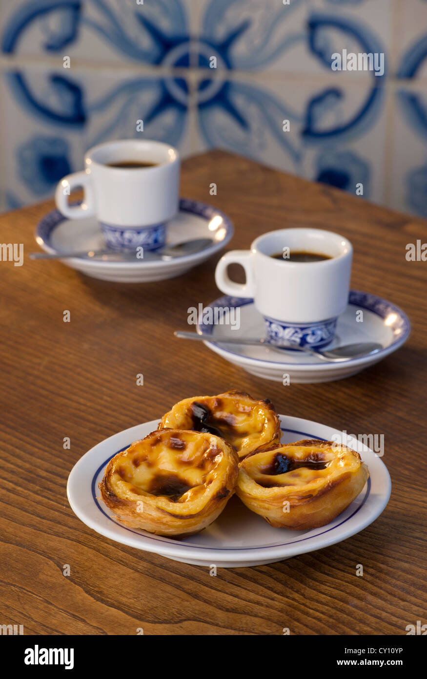 Pasteis de Nata oder Pasteis de Belém; Pudding Kuchen, auf eine Café-Tisch mit Bica Kaffees; Belém, Lissabon, Portugal Stockfoto