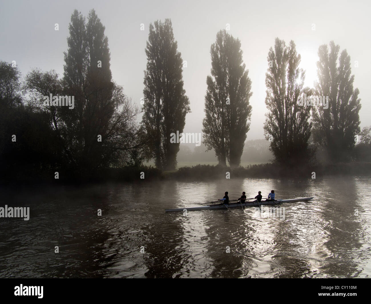 Misty Sonntagmorgen - Rudern Praxis aus St. Helena Wharf, Abingdon auf Themse 6 Stockfoto