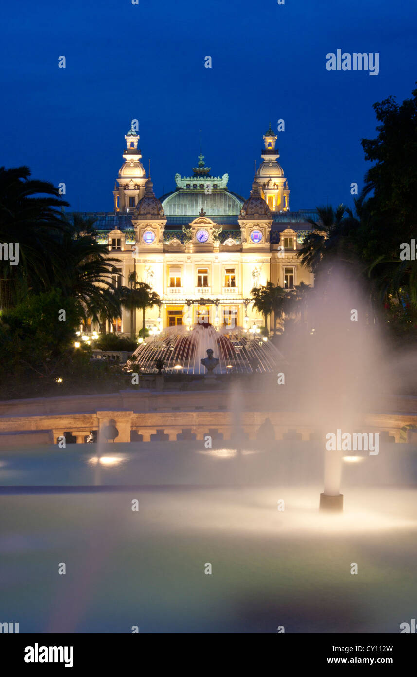 Casino von Monte Carlo mit Brunnen im Vordergrund bei Dämmerung Fürstentum von Monaco Cote d ' Azur Stockfoto