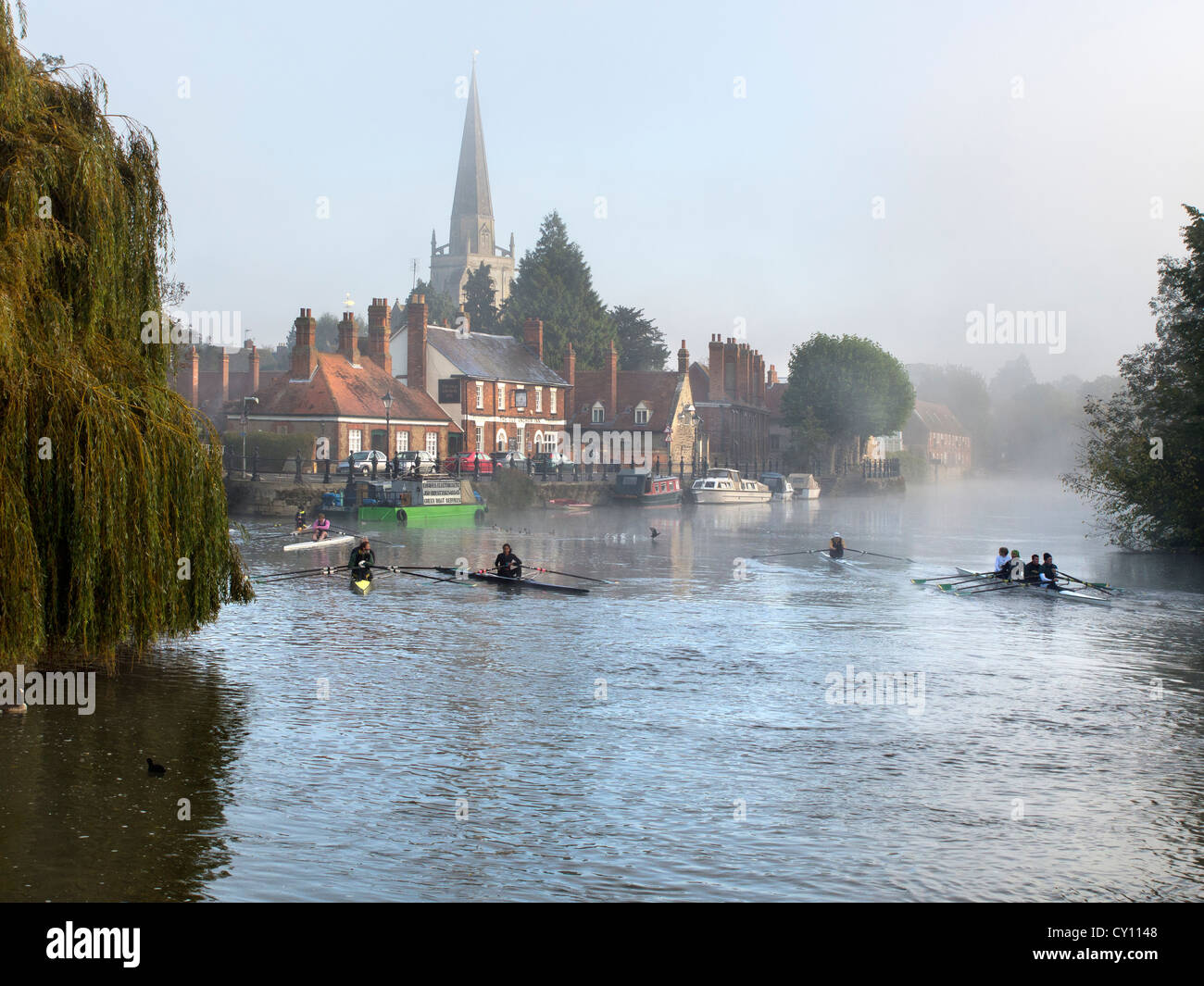 Misty Sonntagmorgen - Rudern Praxis aus St. Helena Wharf, Abingdon auf Themse 13 Stockfoto