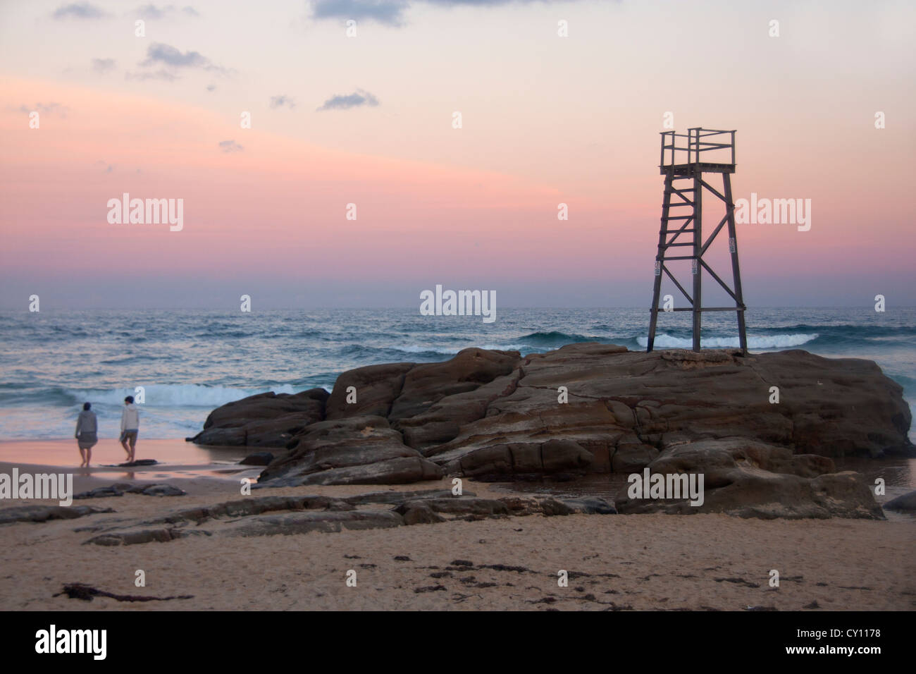 Rothaarige Strand Rettungsschwimmer Wachturm Turms bei Sonnenuntergang / Dämmerung Newcastle New South Wales Australien Stockfoto