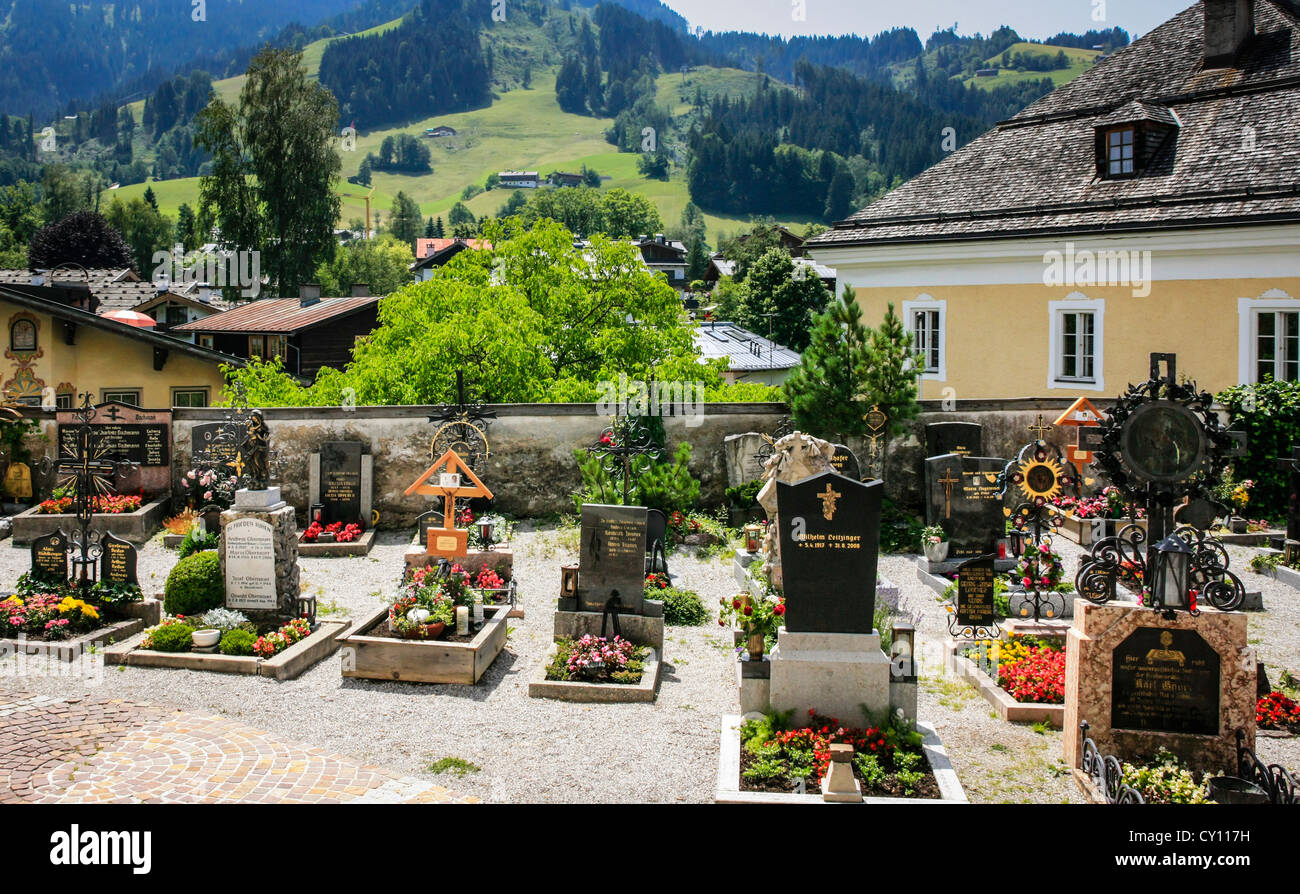 Der Friedhof außerhalb der Liebfrauenkirche (Liebfrauenkirche) in Kitzbühel Österreich Stockfoto