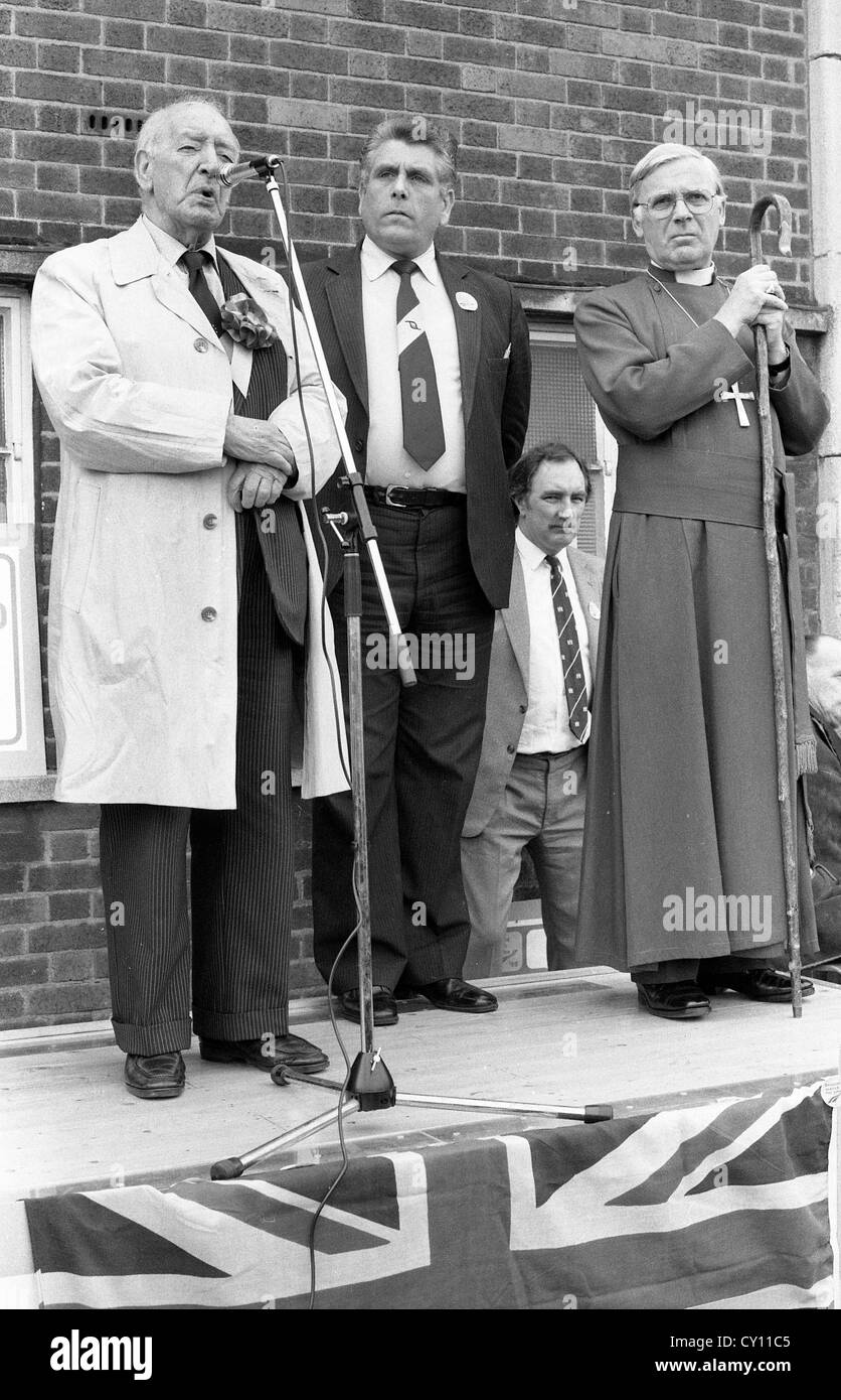 Bob Edwards MP mit Dennis Turner jetzt Herrn Bilston (Mitte) bei Völker März für Jobs bei Bilston 20.05.83 Stockfoto