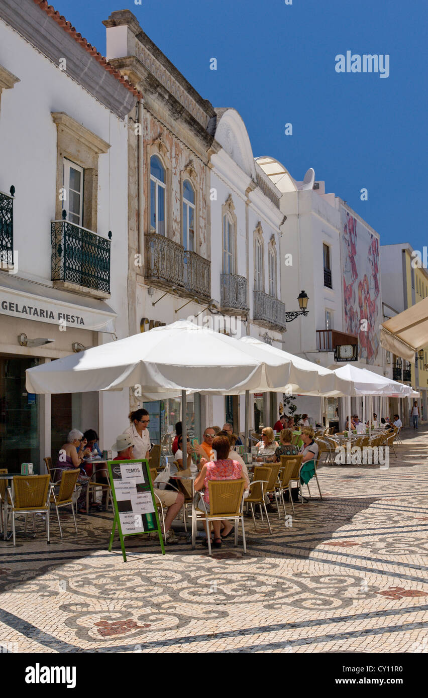 Portugal, Algarve, Straßencafé in Faro Stadt mit dekorativen Pflaster Stockfoto
