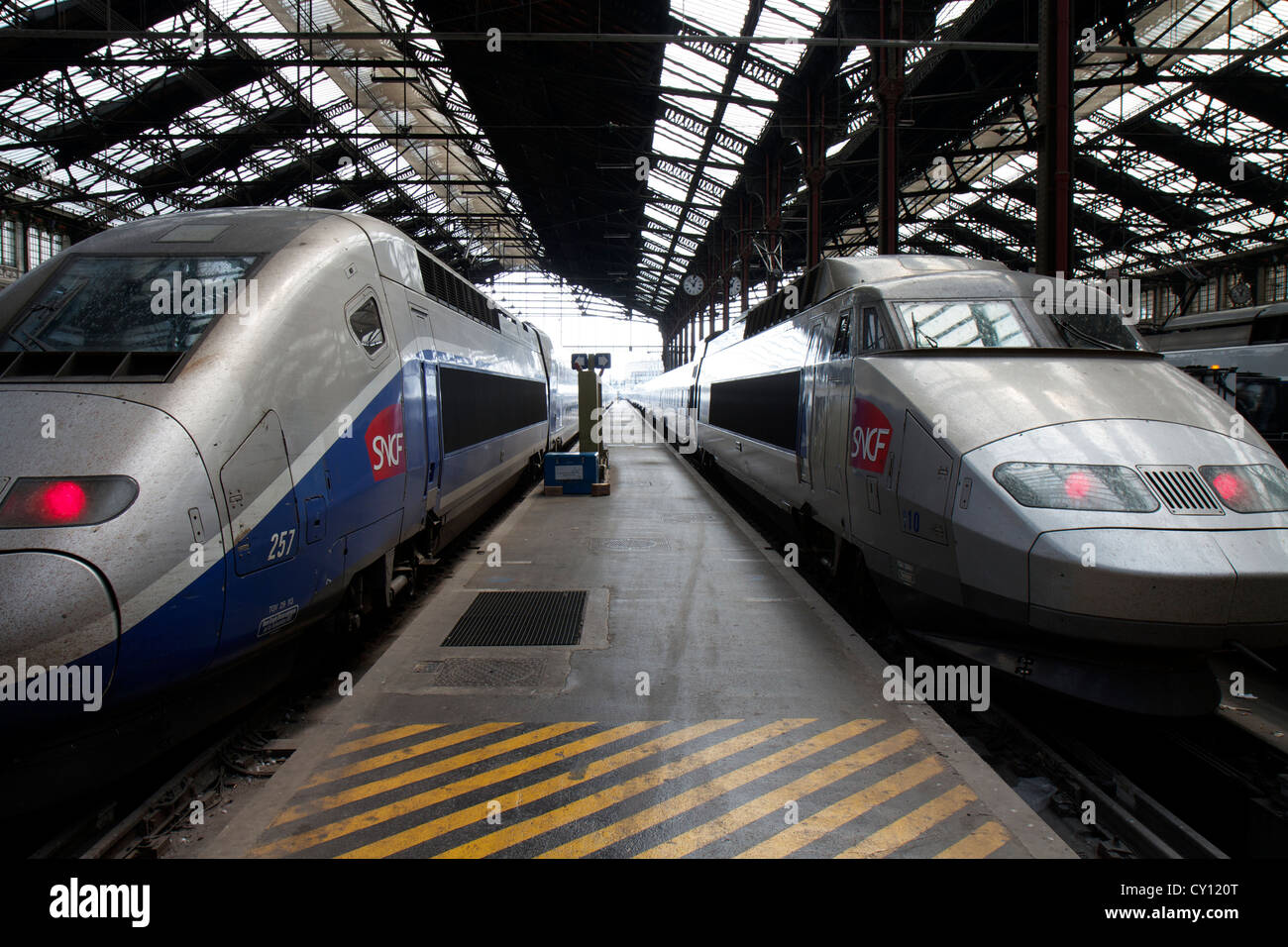 Zwei französischen Hochgeschwindigkeitszügen (SCNF TGV) im Bahnhof Gare de Lyon in Paris, Frankreich Stockfoto