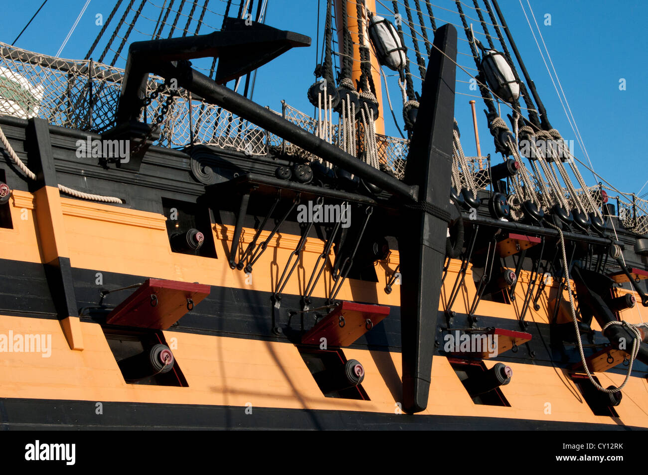 Pistole Häfen und Anker auf HMS Victory Stockfoto