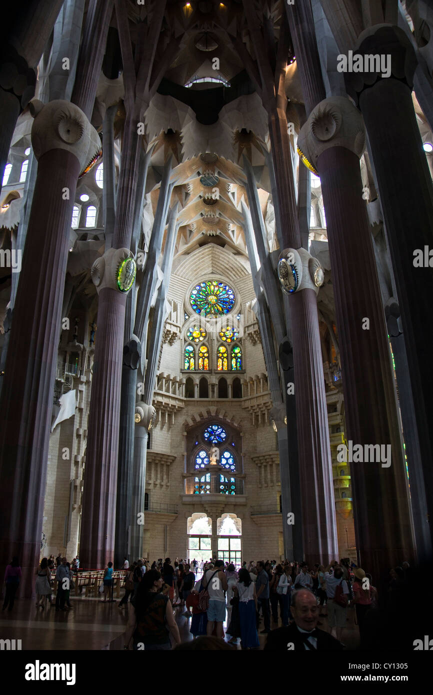 Innenraum der Basilika Sagrada Familia von Antoni Gaudi in Barcelona Spanien entworfen Stockfoto