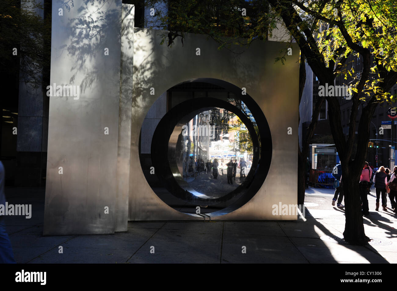 Sonne Schatten anzeigen Yuyu Yang "Ost-West Gate Skulptur", Bürgersteig Baum und Menschen, Water Street in Pine Street, New York Stockfoto