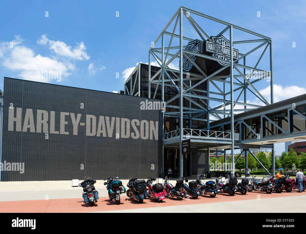 Eingang zum Harley-Davidson-Museum mit Harley Davidson Motorräder parkten außerhalb, Milwaukee, Wisconsin, USA Stockfoto