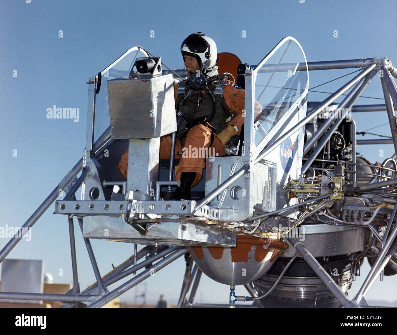 Pilot Joe Walker in Lunar Landing Forschungsfahrzeug im Testflug Stockfoto