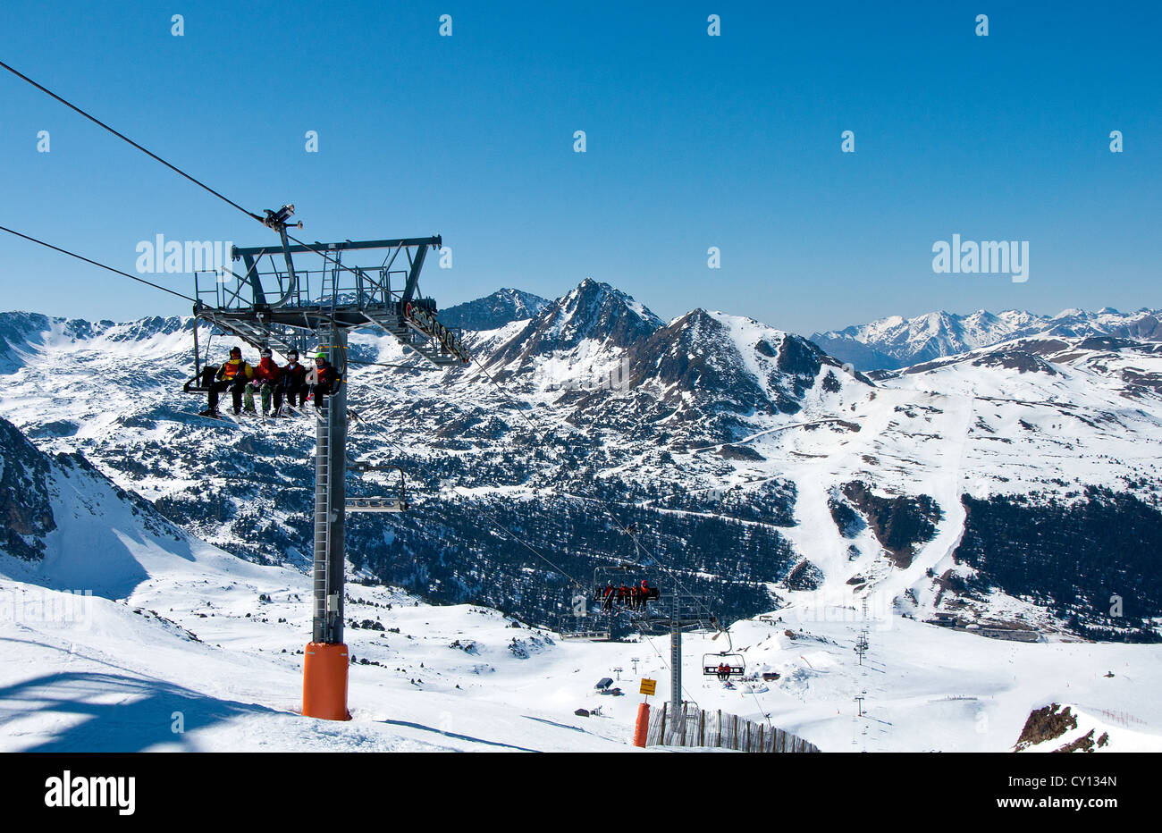 Auf Montage-Skigebiet in Andorra. Sessellift sah die Pisten von Grandvalira Stockfoto