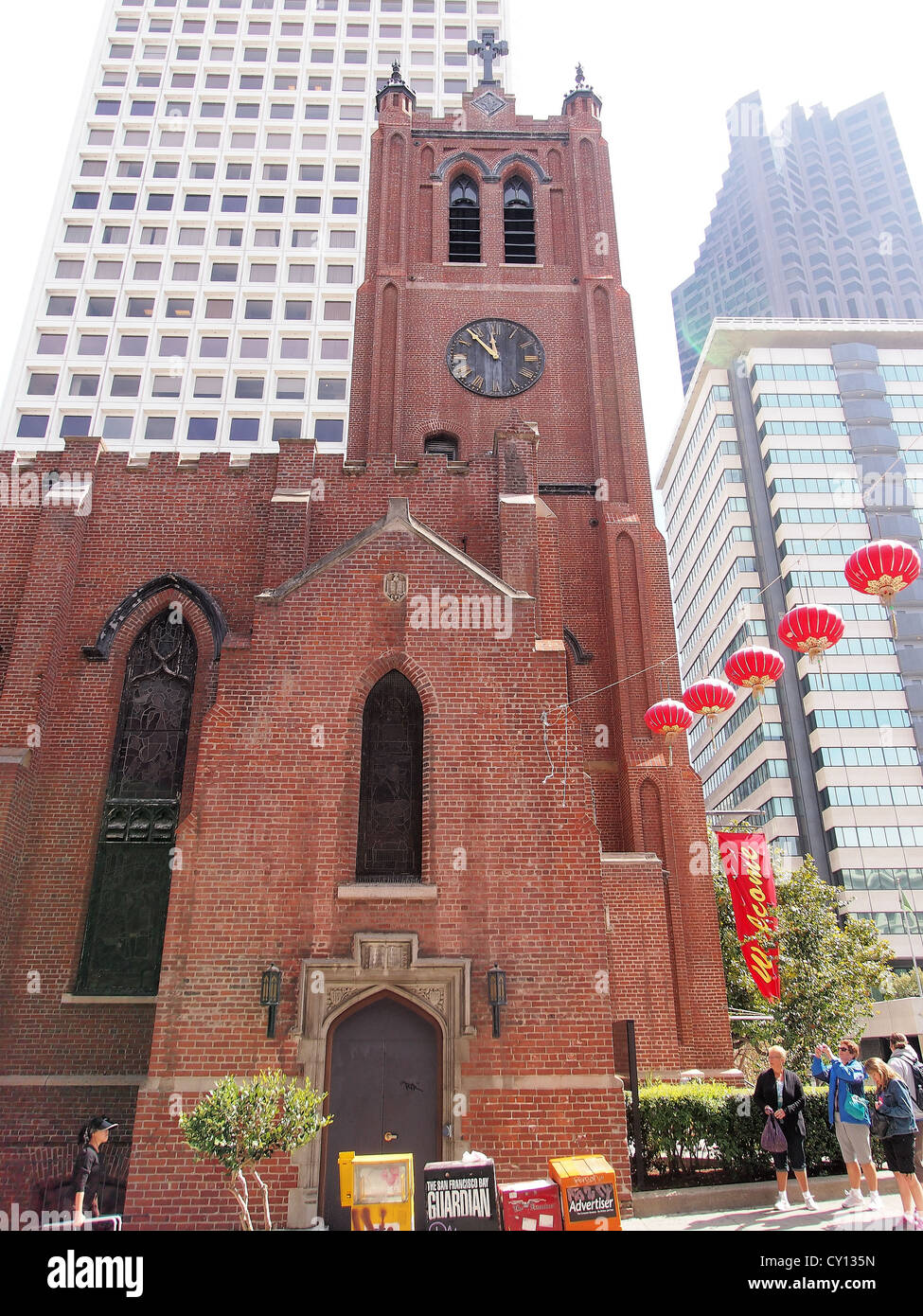 Seitenansicht des alten St. Marien Kirche, Chinatown, San Francisco, Kalifornien, USA mit modernen Gebäuden im Hintergrund Stockfoto