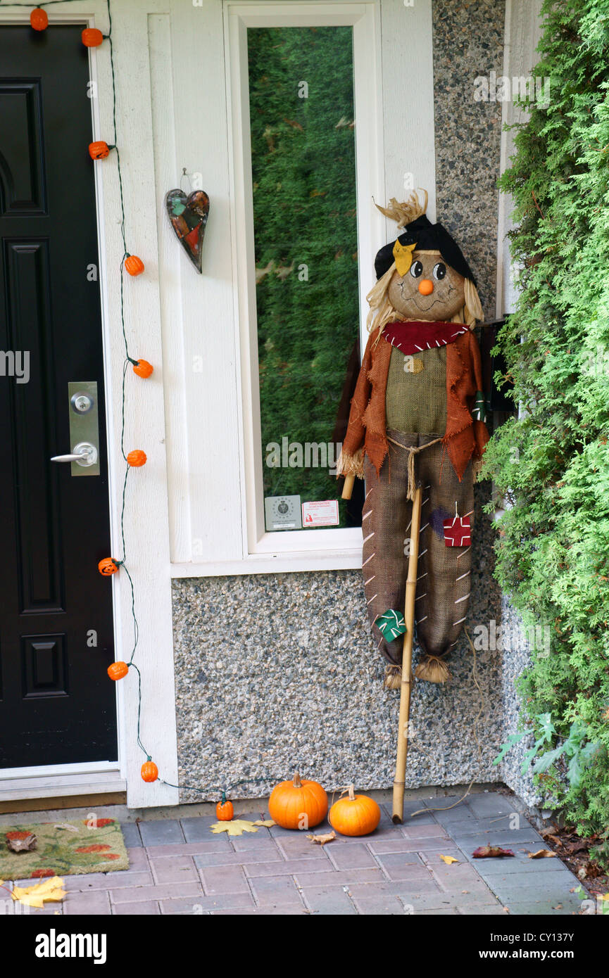 Halloween Vogelscheuche und Kürbisse schmücken die Tür eines Hauses, Vancouver, BC, Kanada Stockfoto