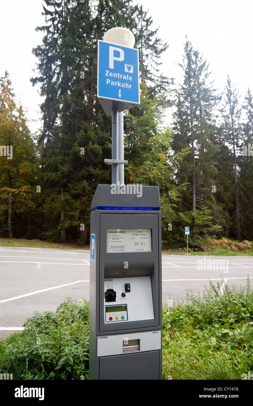 Zahlen und Anzeige Parkuhr Auto in einem Parkhaus, Schweiz, Europa  Stockfotografie - Alamy