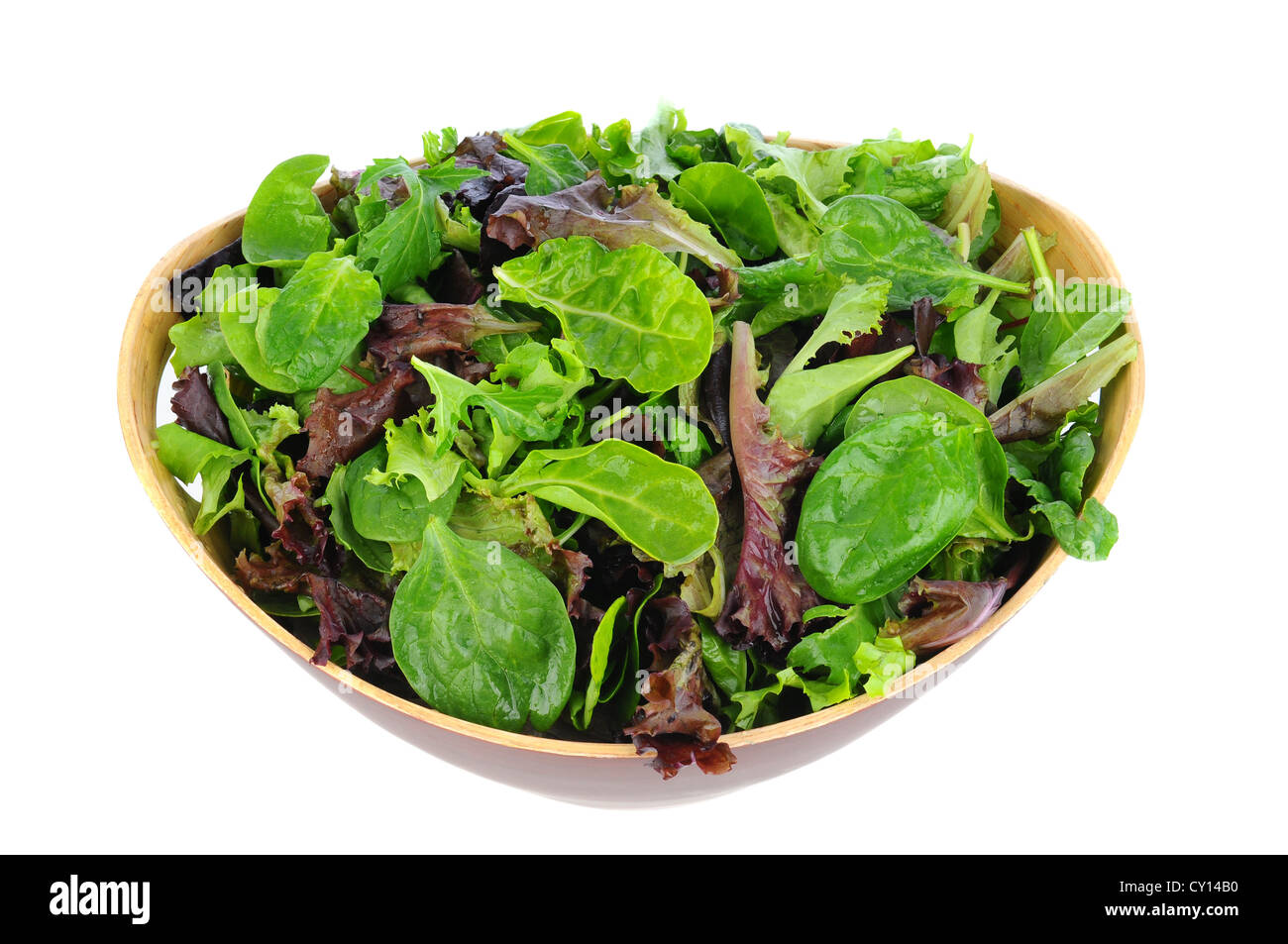Eine hölzerne Schüssel voller gemischte Salat, Spinat, Rucola, einschl. Romaine. Querformat auf einem weißen Hintergrund. Stockfoto