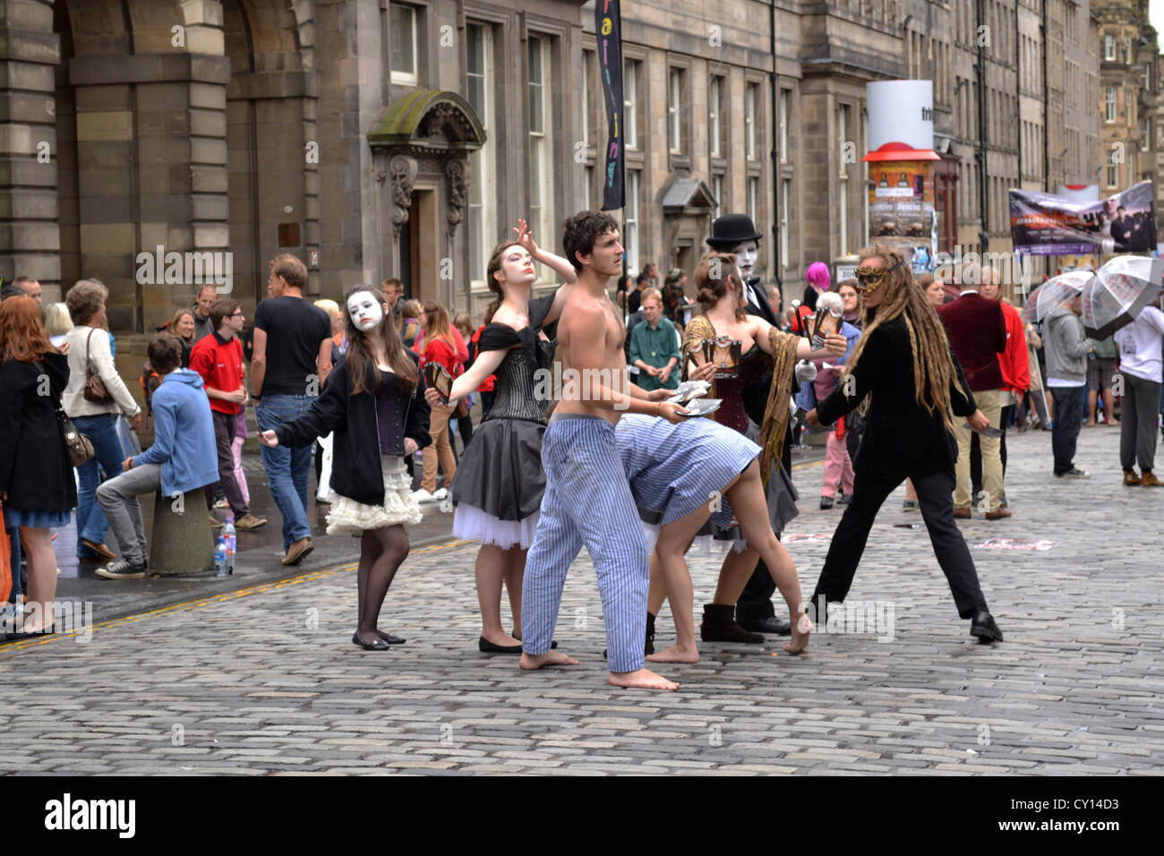 Gruppe von Schauspielern Werbung-Show auf der Straße beim Edinburgh Fringe Festival, Royal Mile, Edinburgh, Schottland. Stockfoto