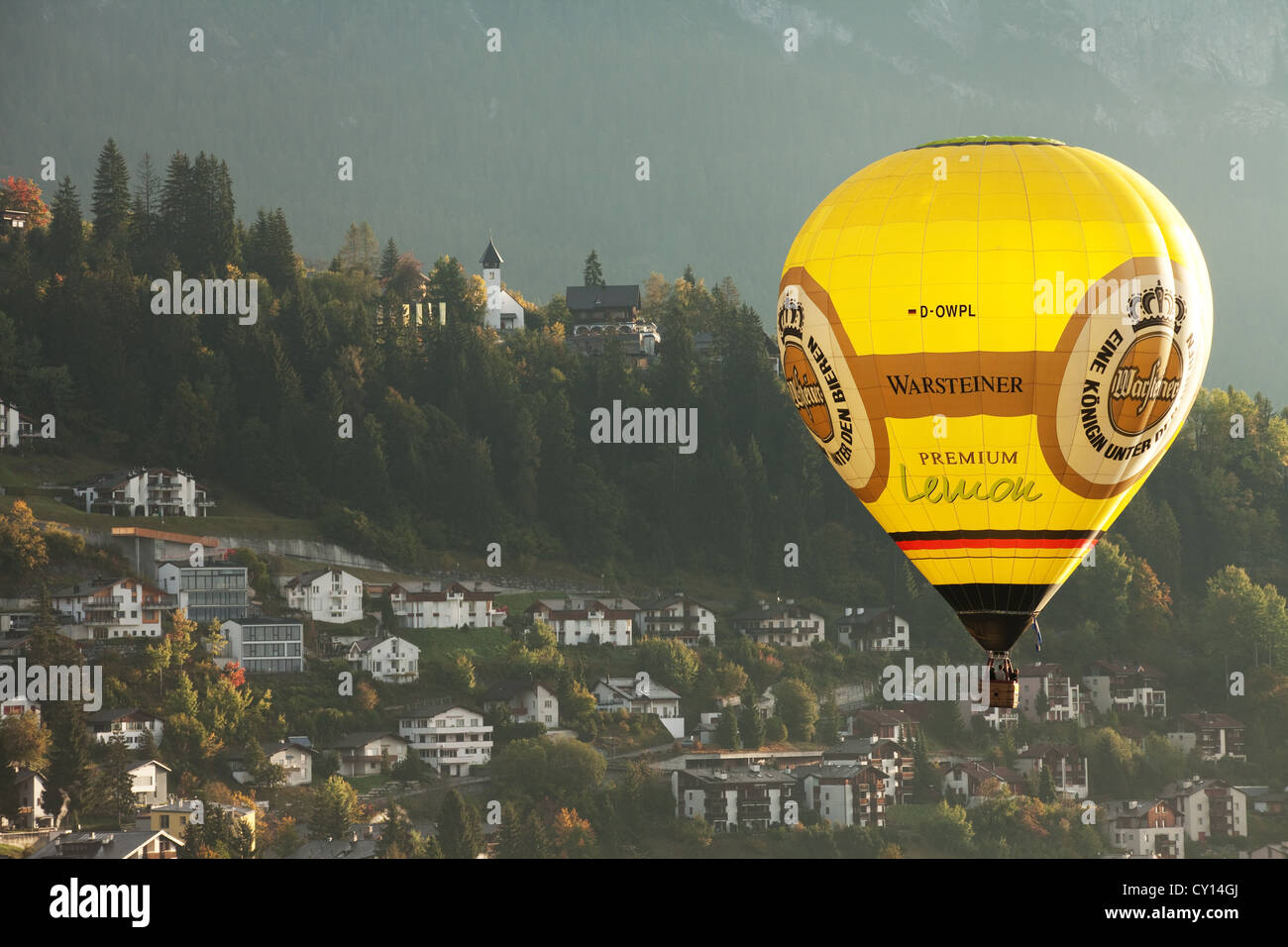 Warsteiner Bier Heißluftballon über die Schweizer Kletterübungen Flims in  der Schweiz Europa Stockfotografie - Alamy