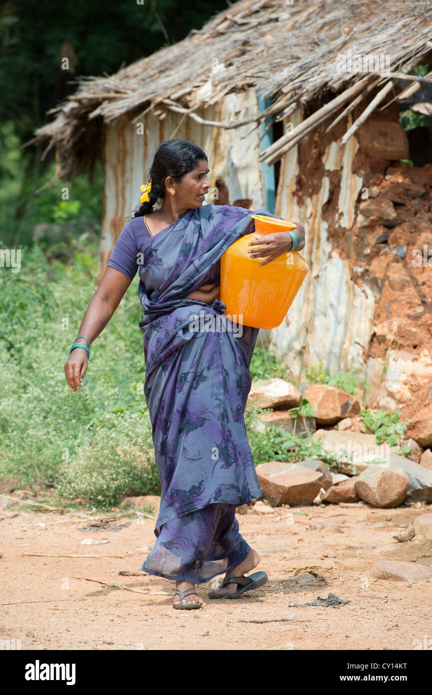 Indische Dorf Frau sammeln von Wasser aus einem kommunalen Wassertank. Andhra Pradesh, Indien Stockfoto