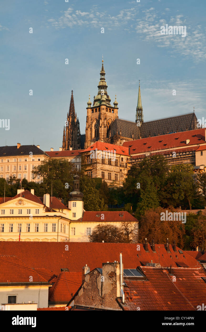 Prager Burg erhebt sich über der Stadt, Prag, Tschechische Republik Stockfoto