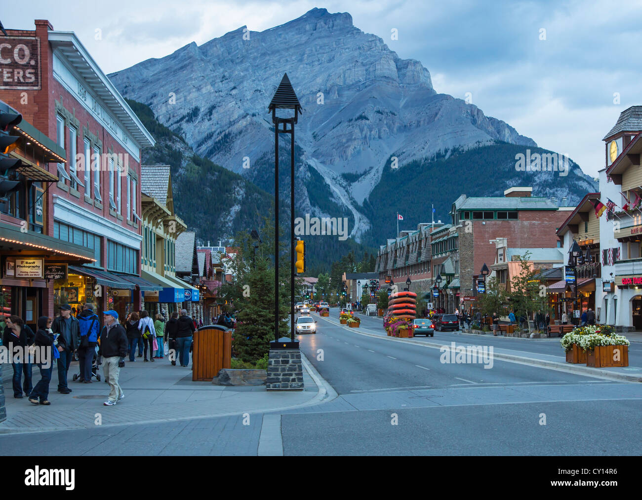 Banff Avenue im Resort Stadt Banff in den kanadischen Rocky Moutains liegt im Banff National Park in Alberta, Kanada. Stockfoto