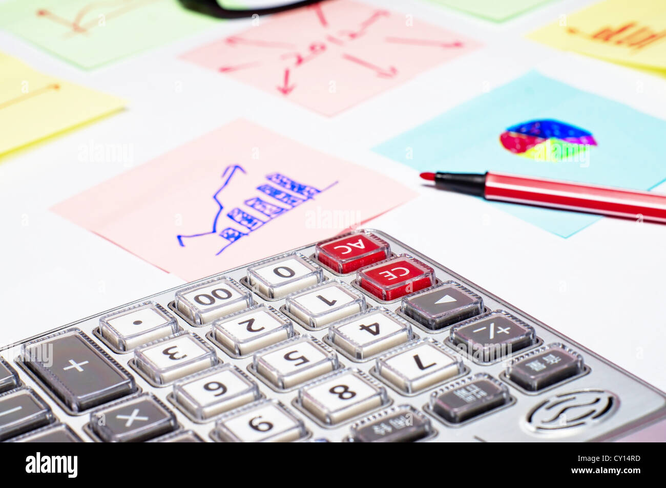 Rechner auf Business-Zeitung zeigt Tabelle und Diagramm Hintergrund Stockfoto