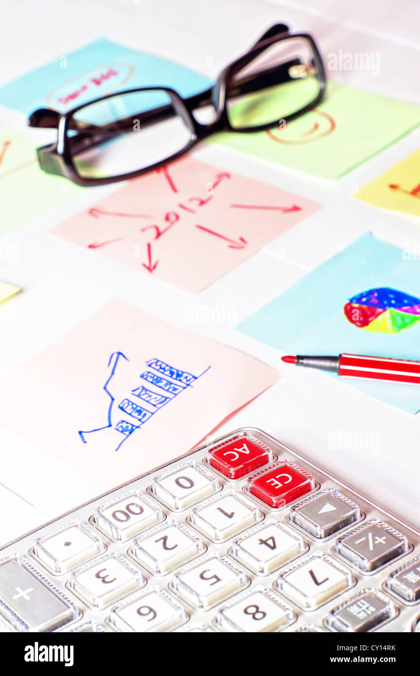 Business-Hintergrund mit Charts, Stift und Taschenrechner Stockfoto