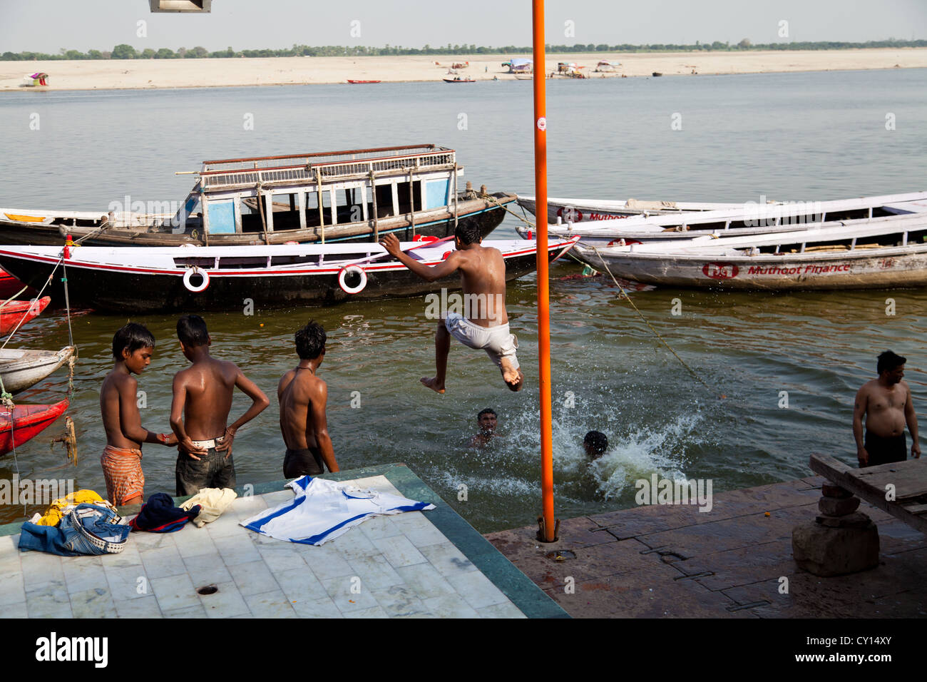 Junge Männer springen in den Fluss Ganges in Varanasi, Indien Stockfoto