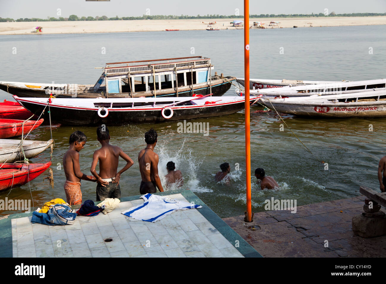 Junge Männer springen in den Fluss Ganges in Varanasi, Indien Stockfoto