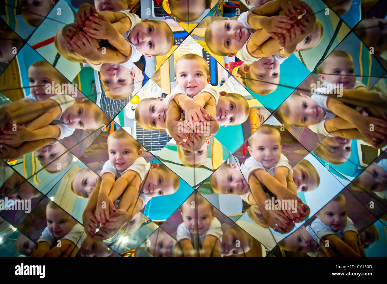 Kaleidoskopischen Bilder von sich selbst ist ein fünf-Jahr-alten autistischer Jungen fasziniert. Stockfoto