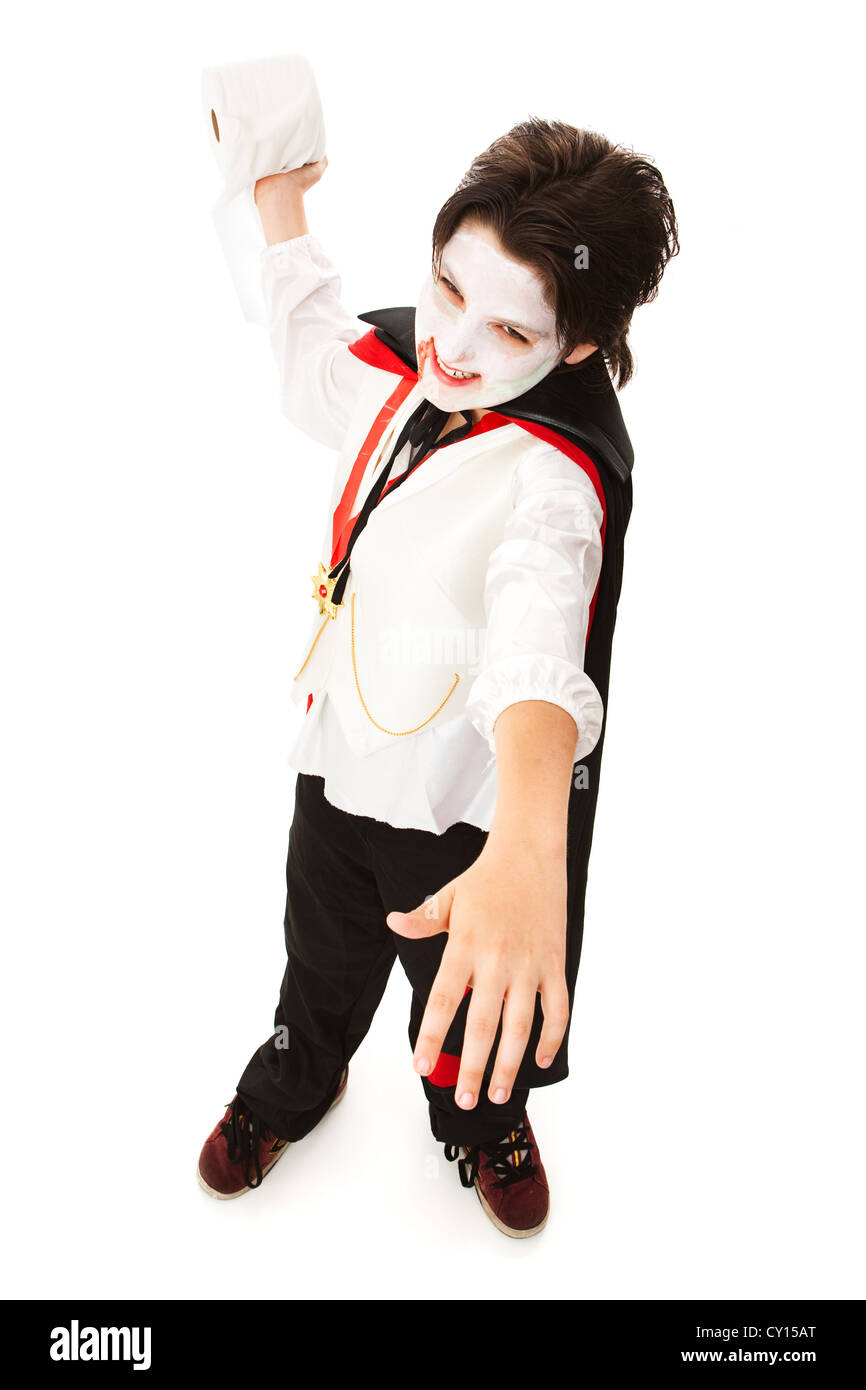 Kleiner Junge gekleidet wie ein Vampir für Halloween, immer bereit, eine Rolle Klopapier zu werfen. Stockfoto